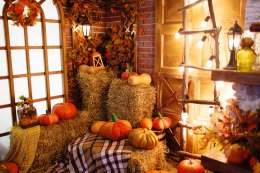 Festive-Decorated-Room-with-Pumpkins-on-Hay.jpg