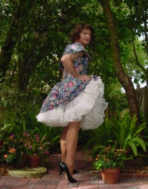 men-in-petticoats1.jpg