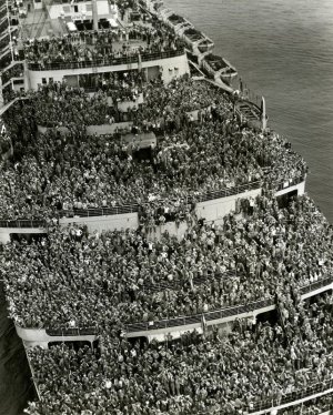 RMS Queen Mary New York harbor, 1945.jpg