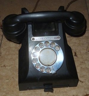 800px-Phone_from_1950s_uk_-_This_one_is_real.jpg 800px-Phone_from_1950s_uk_-_This_one_is_real.jpg