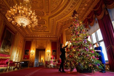 members-of-the-royal-collection-trust-staff-put-the-news-photo-1669740641.jpg