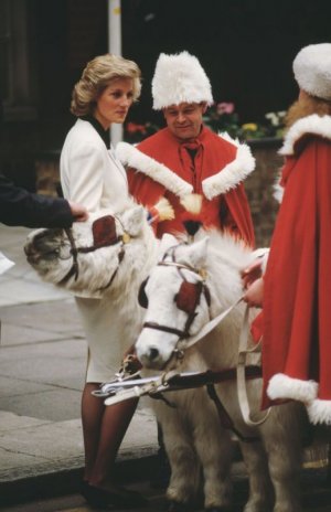 diana-princess-of-wales-visits-great-ormond-street-hospital-news-photo-1575663393.jpg