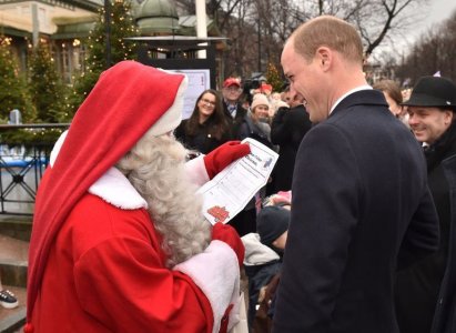 the-duke-of-cambridge-hands-prince-georges-christmas-wish-news-photo-882759490-1541460170.jpg