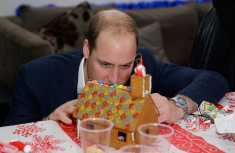 prince-william-duke-of-cambridge-decorates-a-gingerbread-news-photo-630246986-1541460106.jpg