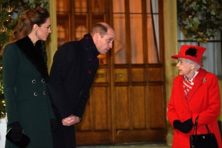 queen-elizabeth-ii-talks-with-prince-william-duke-of-news-photo-1669741557.jpg