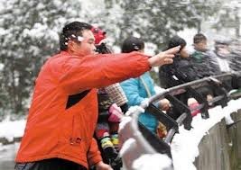 fat-chinaman-throwing-snowballs-at-lions.jpg