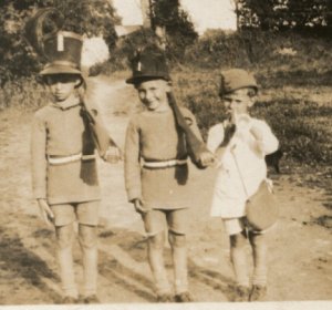3 soldiers boys.jpg