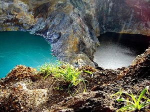 kelimutu Indonesia volcanic Lakes three colours 10.jpg