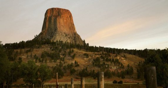 DevilsTower_iStock_000019433251_2022-06-13-204120_oiee.jpg