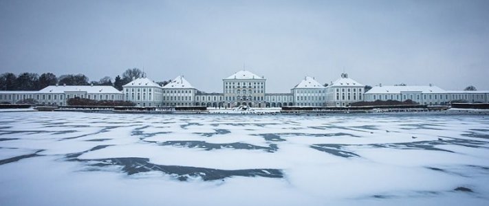 900px-Wide_Panorama_of_Schloss_Nymphenburg_in_Winter.jpg