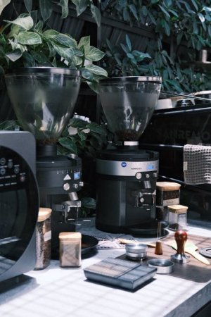 free-photo-of-a-coffee-grinder-and-coffee-maker-on-a-table.jpeg