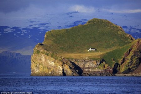 345F187800000578-3599115-Just_one_cabin_sits_on_Elidaey_Island_in_Iceland_which_used_to_b-a-1_...jpg