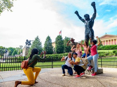 Rocky_Statue_-VISITPHILADELPHIA-VP-1200x900-1400x1050.jpg
