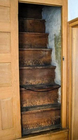 servantstairs2.jpg