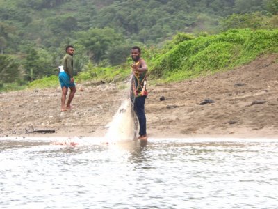 Fishing on the Anaconda River in Fiji.jpg