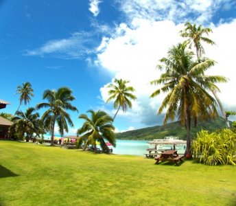 Lunch at Huahine Excursion.jpg Lunch at Huahine Excursion.jpg