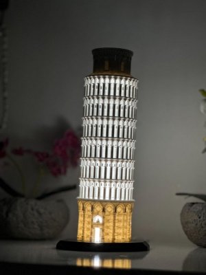 light leaning tower.jpg