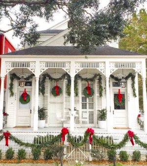 Beautiful-Christmas-Porch-Decorating-Ideas-11-706777630.jpg
