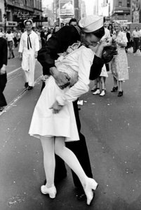 VJ Day kiss.jpg