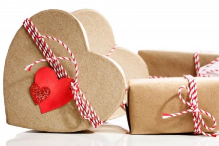 Valentines-Gifts-2385792278.jpg