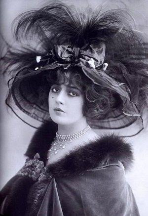 WOMAN BIG HAT Edwardian Giant Hats 1900s-10s (1) google.jpg