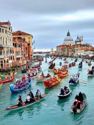 multi boats venice.jpg