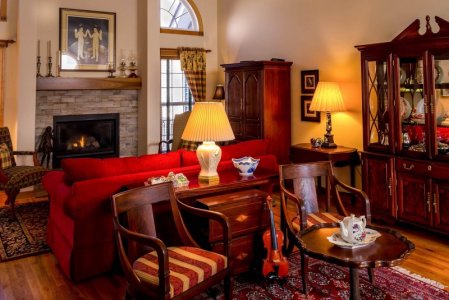 red living-room-670237_1280.jpg