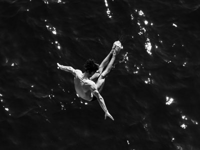 B&W diver.jpg