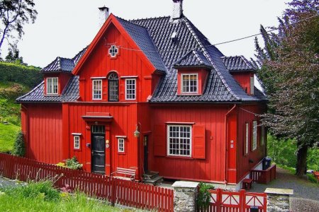 redhouse.jpg