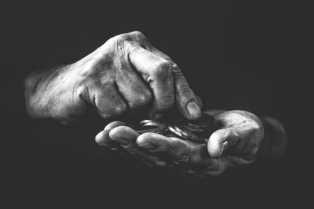 B&W poverty-4561704_1280.jpg