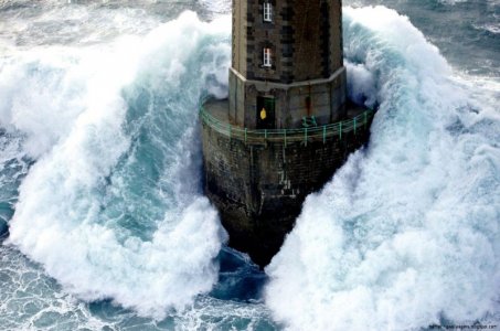 25150-lighthouse-storm-man.jpg