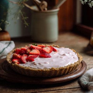 u2575472264_a_simple_rustic_pie_on_a_wooden_table_homemade_st_18b4cb7c-d88f-4b9e-9e9b-f59bd76d...jpg