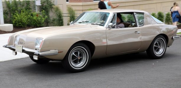 1967_Studebaker_Avanti_II_fL.jpg