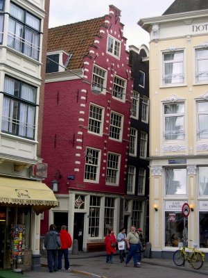leaning house amsterdamDSCN2110.JPG