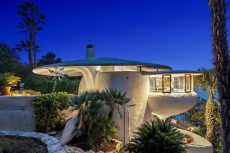 0399bf47-40f1-4758-b991-ccada1c95eb3-weirdest-homes-for-sale-2020-sand-dollar-house-austin-119...jpg