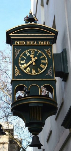 clock pied bull.jpg