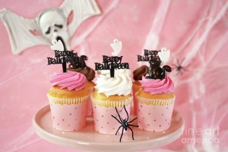 3-on-trend-pink-halloween-party-table-with-cupcakes-milleflore-images.jpg