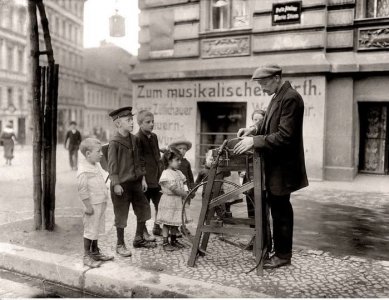 scissors and knife grinder on the streets of Berlin, 1904..jpg