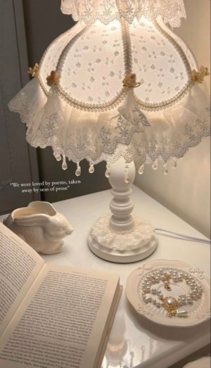 lamp white dainty.jpg