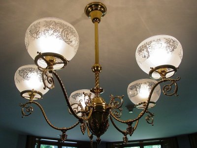 lamp chandelier-769158_1280.jpg