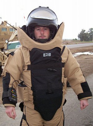 330px-Aviano_bomb_suit.jpg