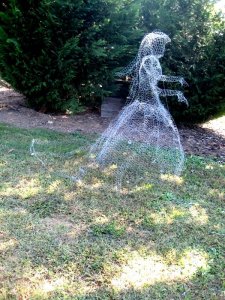 38bcd8a143378267297a4e911064e032--chicken-wire-ghosts-decor-ideas.jpg