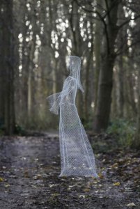 Chicken-Wire-Halloween-Ghost-idea.jpg