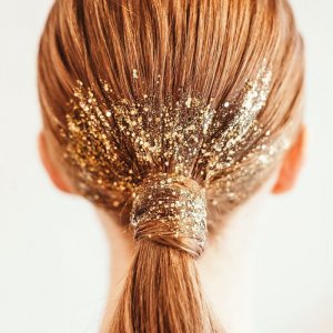 cdn.cliqueinc.com__cache__posts__273558__hair-glitter-1-273558-1543333070004-image.700x0c-b6b6...jpg