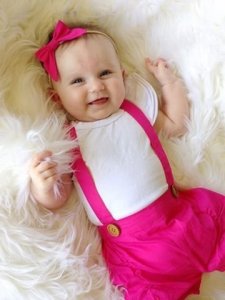 bright_fuchsia_pink_fabric_baby_bow_headband_on_girl_1.jpg