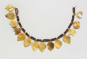 headdress-Sumerian-tomb-gold-leaves-lapis-lazuli-2500-bce.jpg