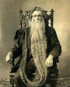 El tipo con la barba mas larga de la historia (1,4 metros) Un día tropezó con ella, se rompió...jpeg