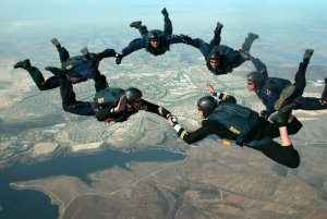 skydivers-81778_960_720.jpg