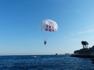 parasailing-188925_960_720.jpg