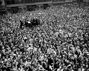 times-square-nyc-victory-day-celebration-1945.jpg